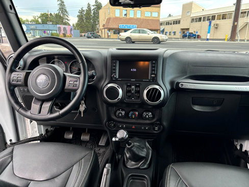 Used 2018 Jeep Wrangler Unlimited Rubicon w/ Connectivity Group image 12