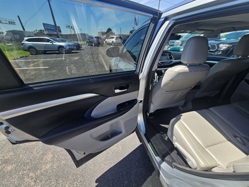 Used 2018 Toyota Highlander XLE image 13