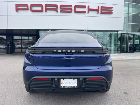 Used 2025 Porsche Macan 4 Electric image 10