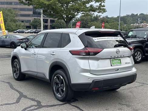 Used 2024 Nissan Rogue SV image 4