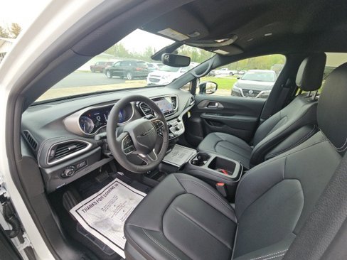 New 2025 Chrysler Pacifica Select w/ Uconnect Theater Family Group image 10