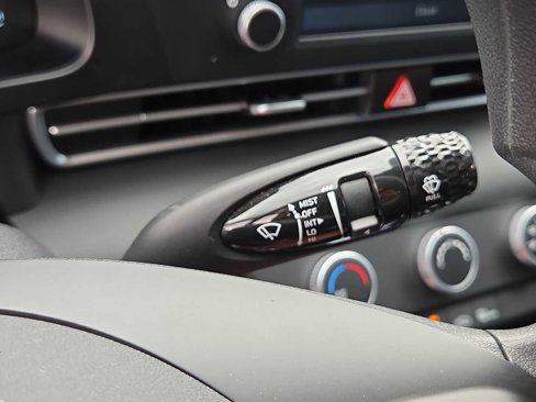 Certified 2025 Hyundai Elantra SE image 25