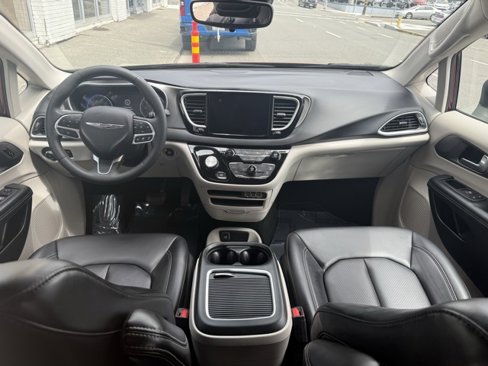 Used 2023 Chrysler Pacifica Touring-L image 14