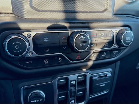 Used 2020 Jeep Gladiator Overland w/ LED Lighting Group image 23