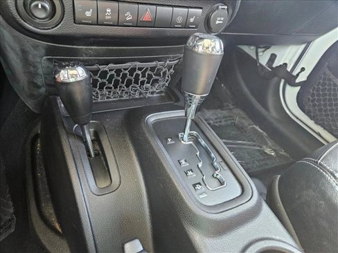 Used 2015 Jeep Wrangler Unlimited Rubicon w/ Connectivity Group image 12