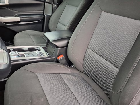 Used 2023 Ford Explorer XLT image 3