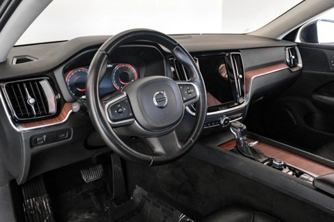 Used 2021 Volvo S60 T5 Momentum image 2