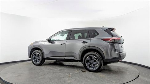Used 2025 Nissan Rogue SV image 4