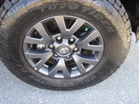 Used 2023 Toyota Tacoma SR5 w/ Technology Package image 7