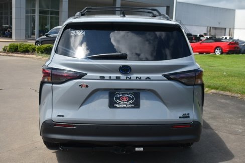 Used 2024 Toyota Sienna XLE Woodland Edition image 6