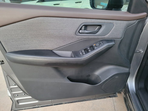 Used 2021 Nissan Rogue S image 15