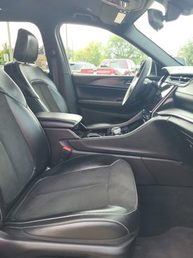 Used 2023 Jeep Grand Cherokee L Laredo image 20