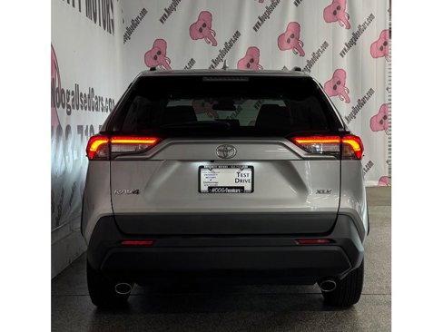 Used 2022 Toyota RAV4 XLE image 11