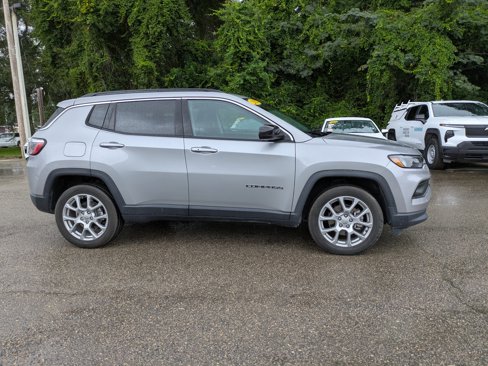 Used 2022 Jeep Compass Latitude image 3