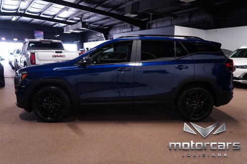 Used 2023 GMC Terrain SLE w/ Driver Convenience Package image 4