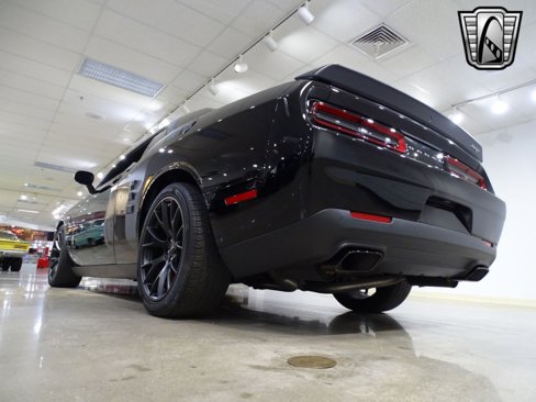 Used 2015 Dodge Challenger SRT Hellcat image 4