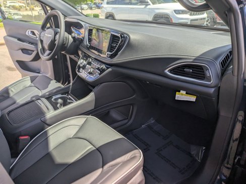 New 2025 Chrysler Pacifica Limited image 24