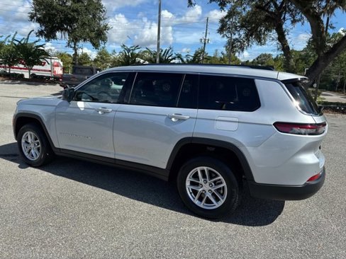 Used 2023 Jeep Grand Cherokee L Laredo image 4