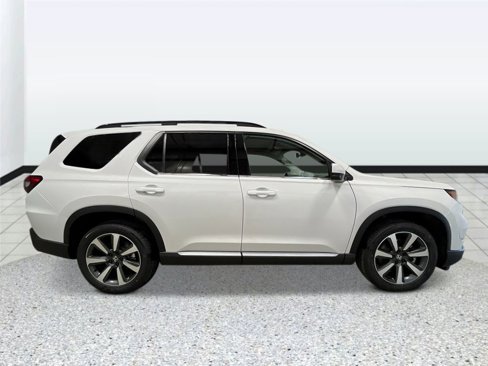 New 2025 Honda Pilot Touring image 2