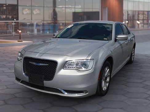 Used 2019 Chrysler 300 Touring image 2