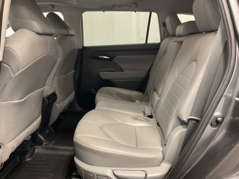 Used 2021 Toyota Highlander XLE image 27