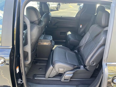 New 2025 Toyota Sienna Platinum image 11