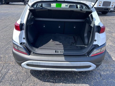 Used 2023 Hyundai Kona SE image 5