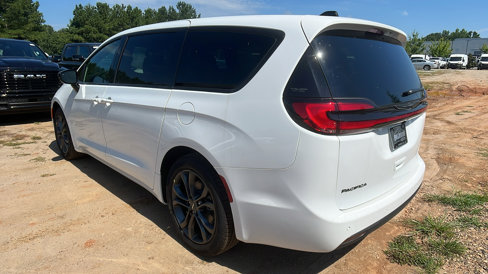 New 2026 Chrysler Pacifica Select image 10