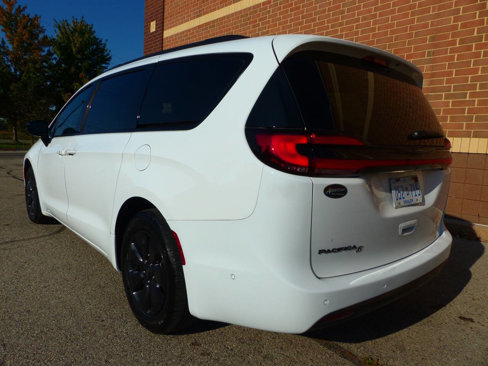 Used 2024 Chrysler Pacifica Touring-L w/ S Appearance Package image 8