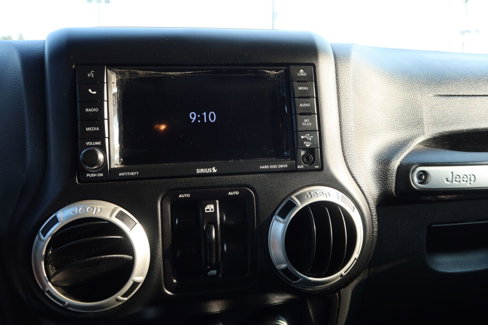Used 2018 Jeep Wrangler Unlimited Rubicon w/ Connectivity Group image 14