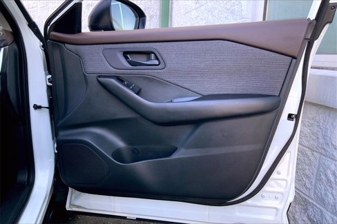 Used 2023 Nissan Rogue S image 27