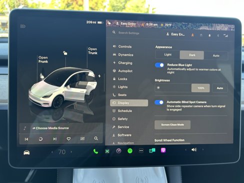 Used 2022 Tesla Model Y Long Range image 11