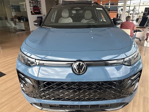 New 2025 Volkswagen Tiguan SE R-Line image 2