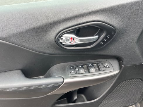 Used 2019 Jeep Cherokee Limited w/ Luxury Group image 36