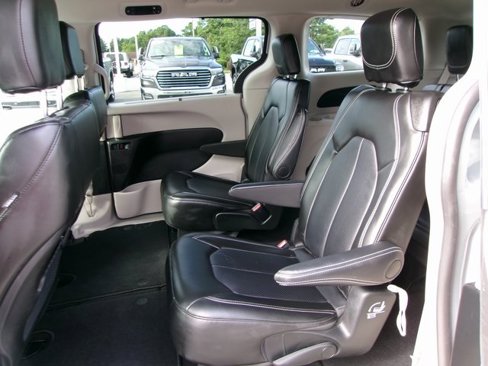 Used 2024 Chrysler Pacifica Touring-L image 16