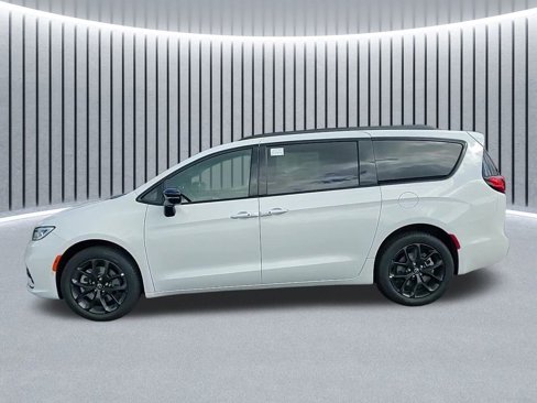 New 2026 Chrysler Pacifica Limited image 8