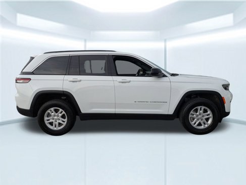 Used 2024 Jeep Grand Cherokee Laredo image 7