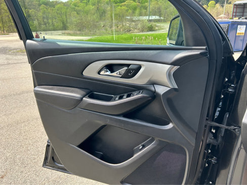 Used 2022 Chevrolet Traverse LT image 27