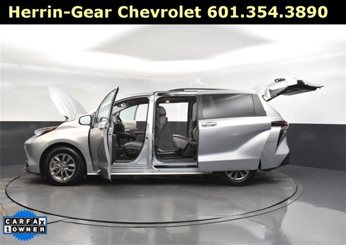 Used 2023 Toyota Sienna XLE image 37