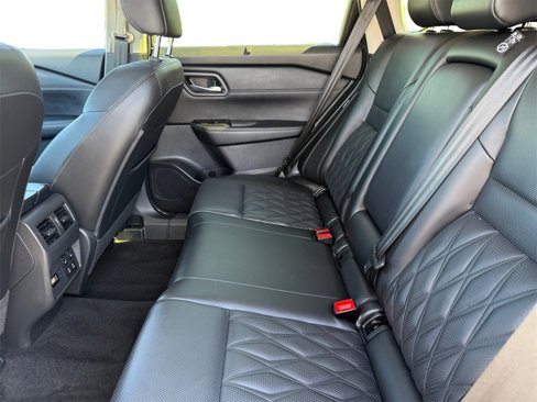 Used 2024 Nissan Rogue Platinum w/ Platinum Premium Package image 15