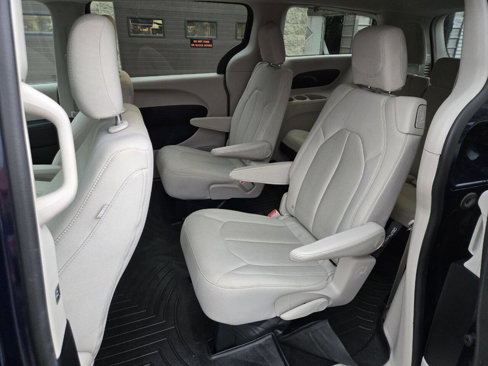 Used 2017 Chrysler Pacifica Touring image 11