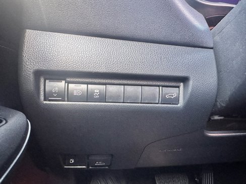 Used 2024 Toyota Venza LE image 19
