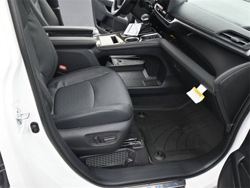 New 2025 Toyota Sienna Platinum image 12