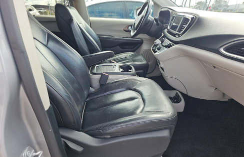 Used 2018 Chrysler Pacifica Touring-L image 8