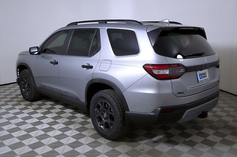 Certified 2025 Honda Pilot TrailSport image 9
