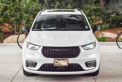 New 2026 Chrysler Pacifica Limited image 2