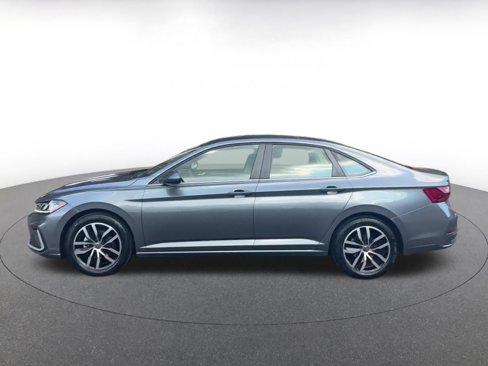 Used 2025 Volkswagen Jetta SE image 9