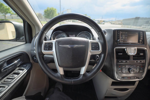 Used 2015 Chrysler Town & Country Touring image 11