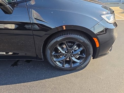 New 2026 Chrysler Pacifica Limited w/ S Appearance Package image 10