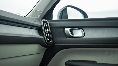 Certified 2025 Volvo XC40 B5 Plus w/ Climate Package image 25